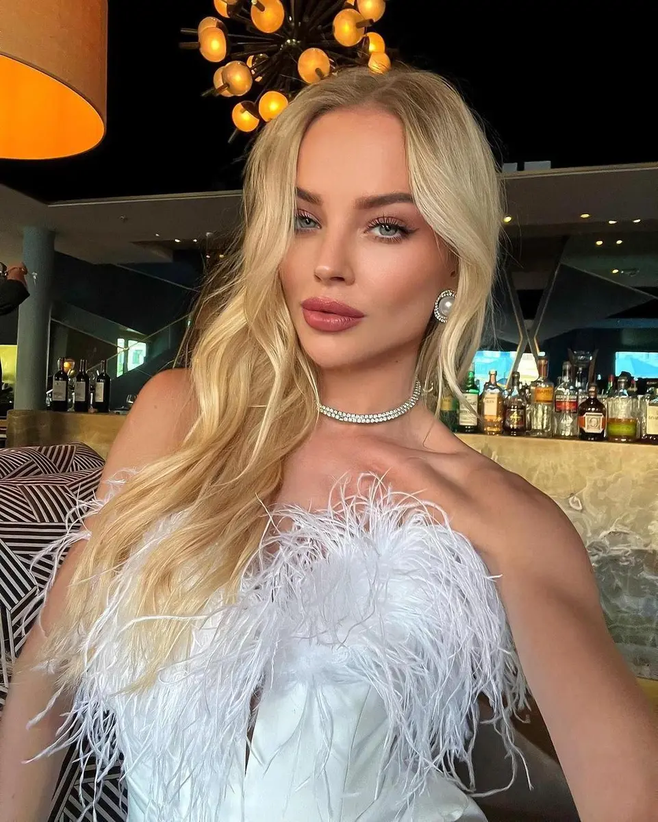 Zoelle escort in Dubai